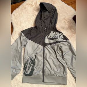 Boys Nike Windbreaker size small (7) light and dark gray